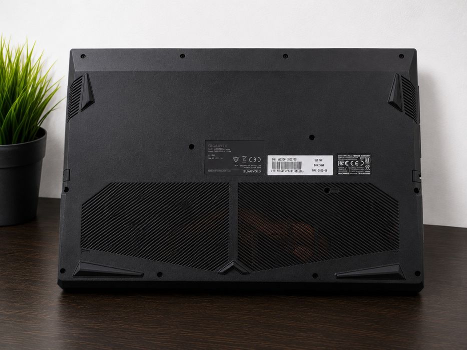 Laptop Gigabyte G7 MF – Intel Core i5-12500H | RTX 4050 | 32 GB Kingston Fury | 2×500 GB SSD | 17.3". Stare impecabilă. Nou