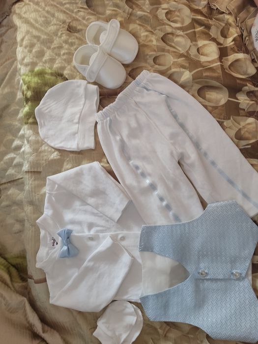 Продам костюмчик на выписку