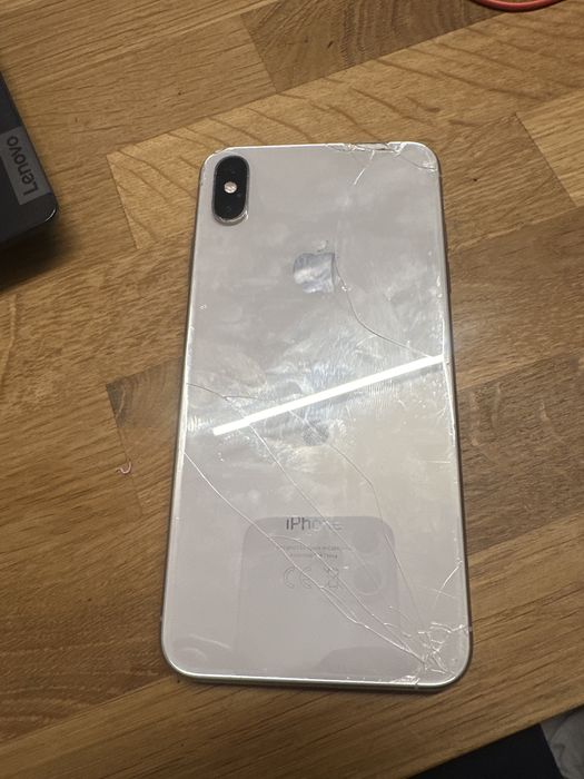 Продавам iphone XS MAX