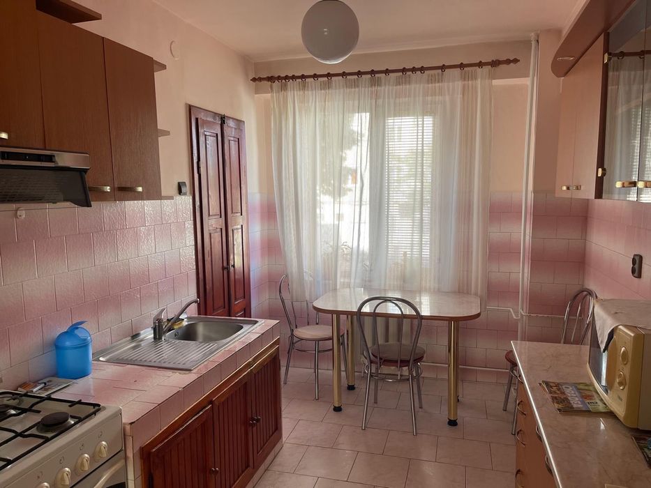 Apartament 3 camere + balcon de închiriat – Zona Cantemir