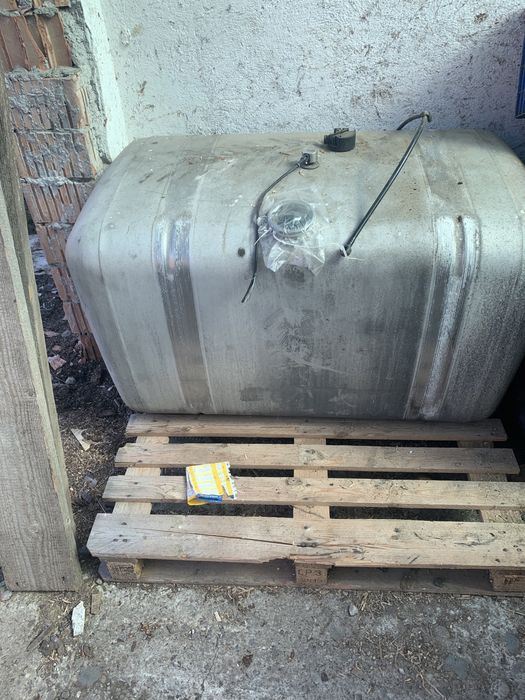 Vind rezervor Actros ,webasto, Siroco+pompa  si alte piese pt. MP3