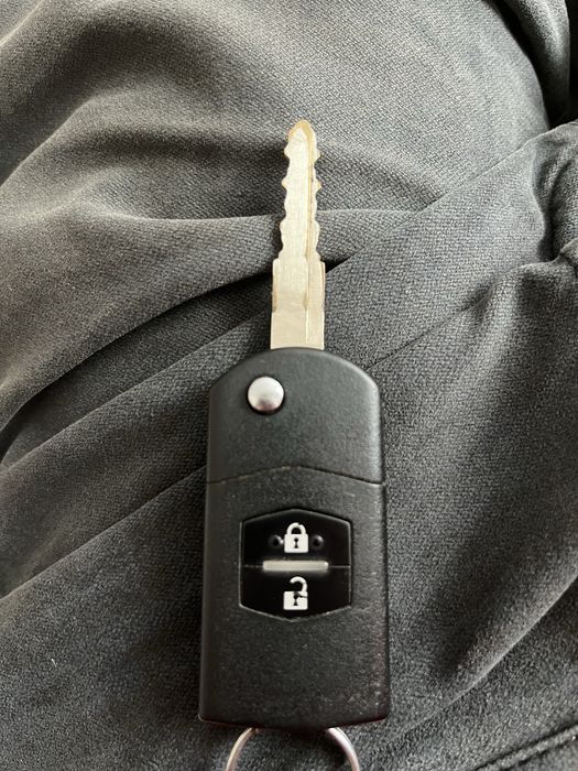Продам оригинальный ключ Mazda 6 2006 года