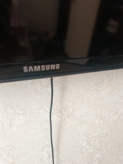 Телевизор с кронштейном