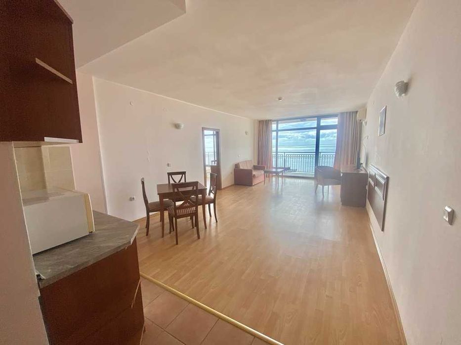 Просторен двустаен апартамент с морска панорама, Първа линия