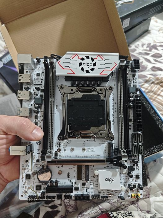 Материнская плата в комплекте.