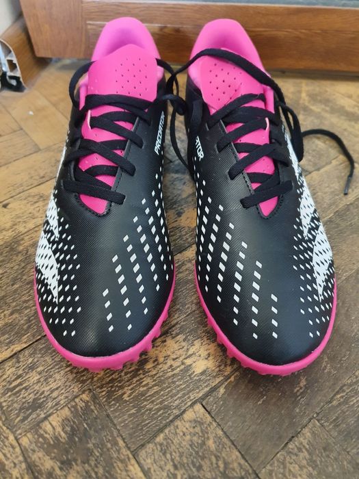 Футболни обувки - бутонки на Адидас