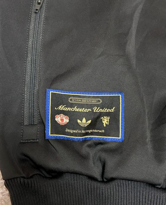 Vând compleu nou original de bărbați Adidas Manchester United