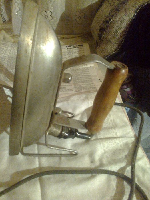 Продам коллекционный утюг 10000 тенге.