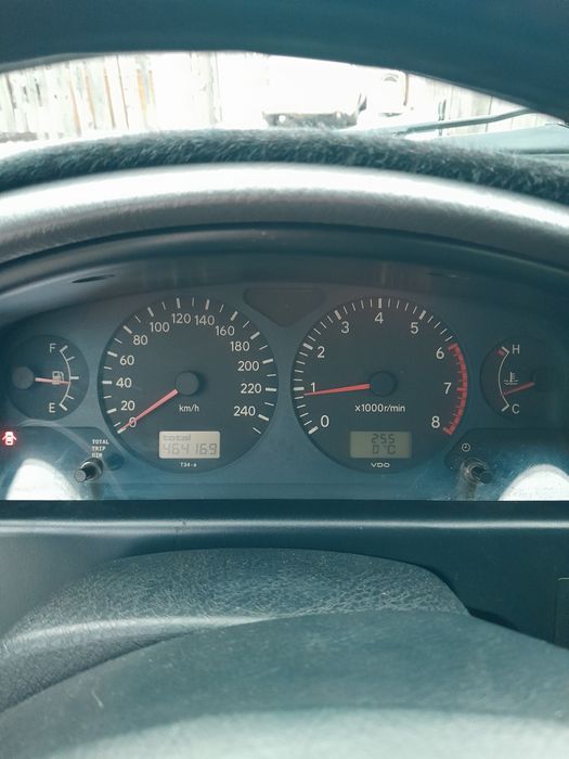 Продам  тайота авенсис 1998 универсал