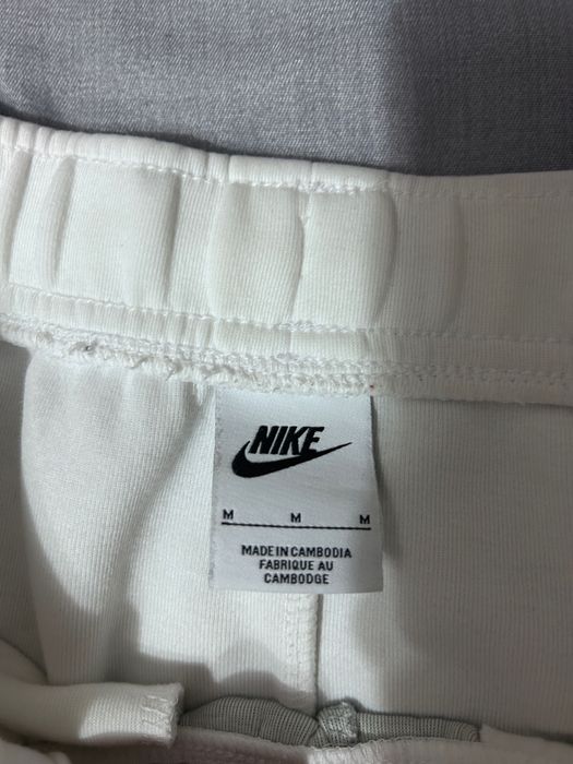 Vând Nike Tech (Alb)