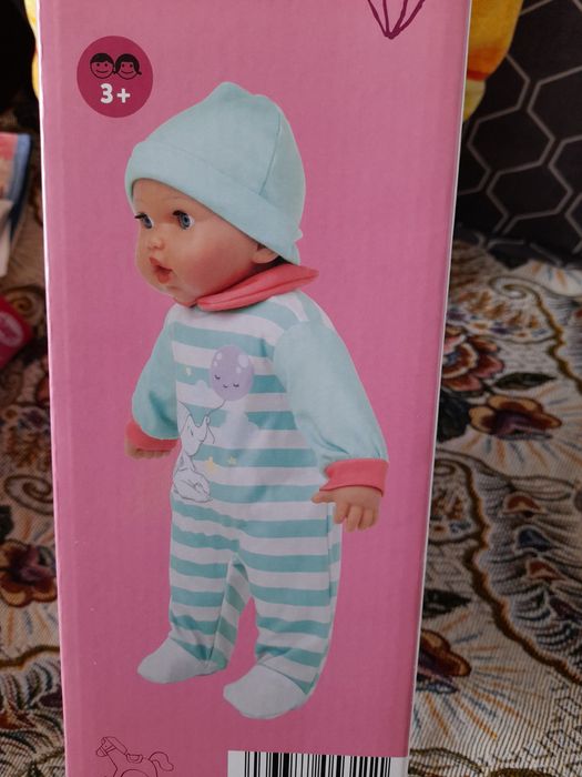 Кукла бебе и кукла с лекарски принадлежности