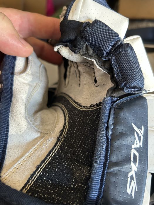 Продам хоккейные перчатки