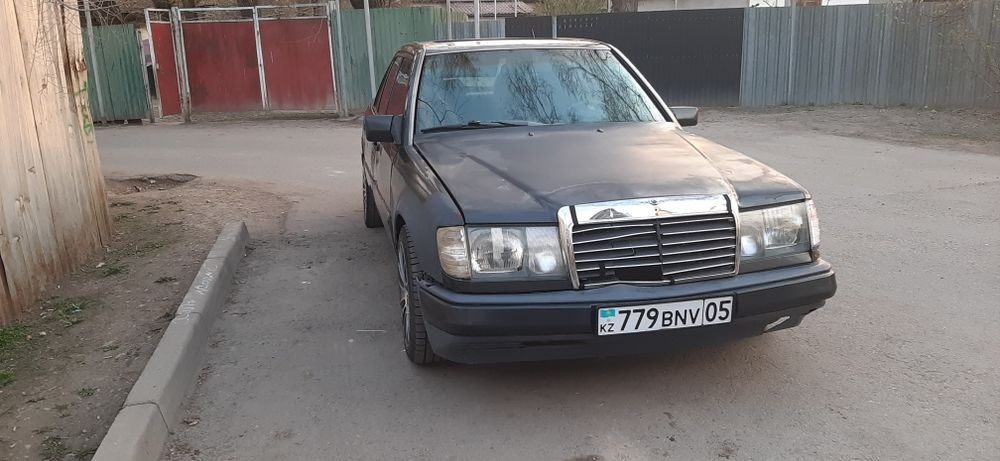 Машина Мерседес 124