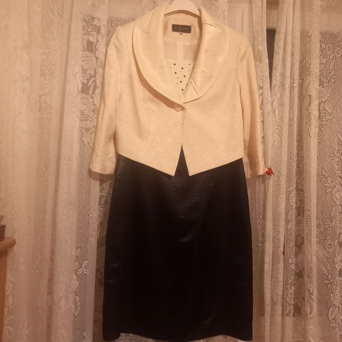 Vând 2 rochii cu sacou