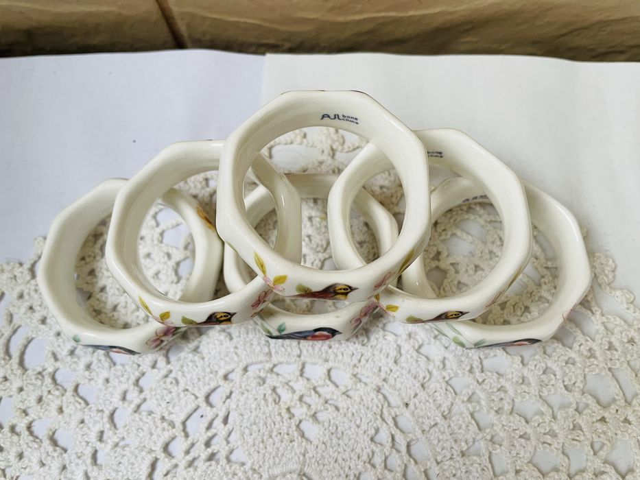 Красиви порц.пръстени за салфетки от Англия