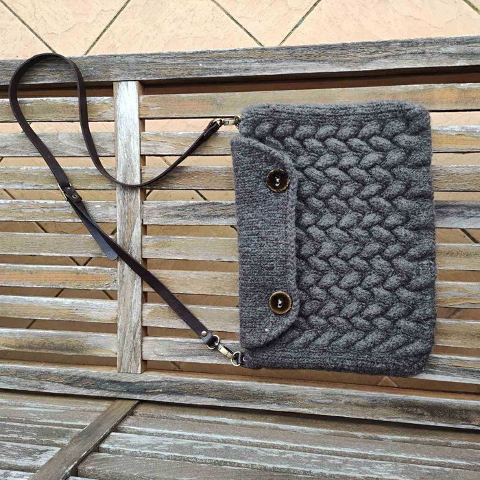 Стилна вълнена чанта с кожена дръжка, ръчно изработена