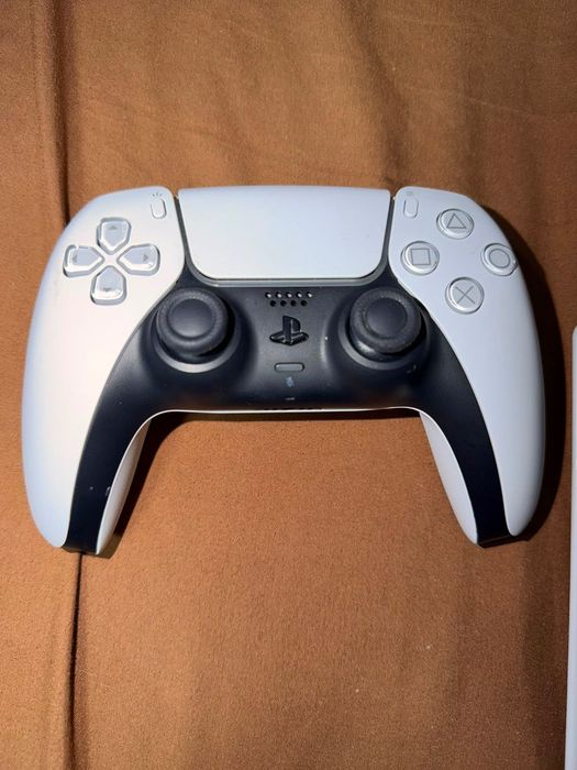 Playstation 5, doua manete