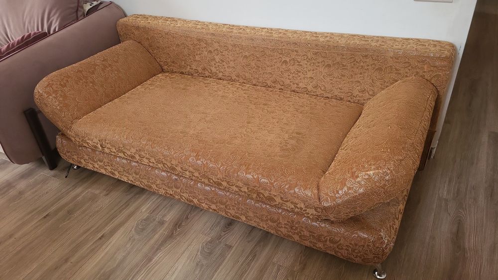 Небольшой диван в среднем состоянии