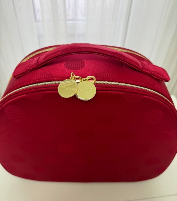 Продаю шикарную косметичку Estee lauder