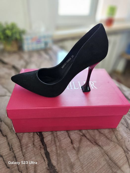 Продам замшевые туфли