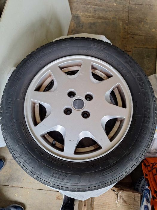 Продавам четири броя алуминиеви джанти с летни гуми 15"