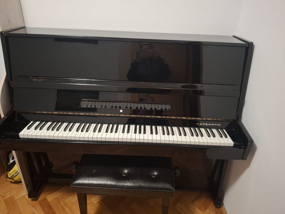 Vând pianină , scaun