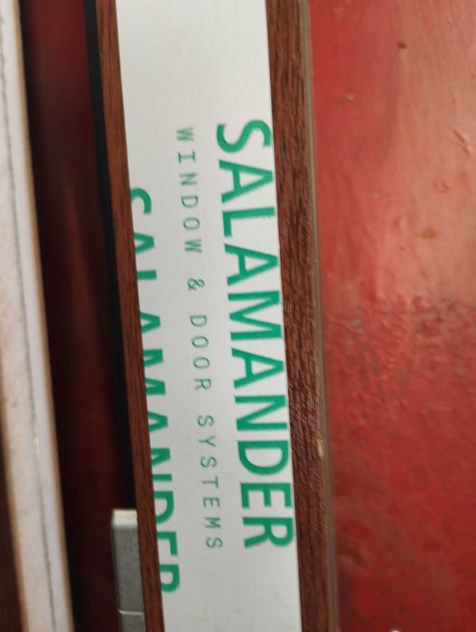 UȘA PVC SALAMANDER NUC DE EXTERIOR ,Deschidere stânga interior .