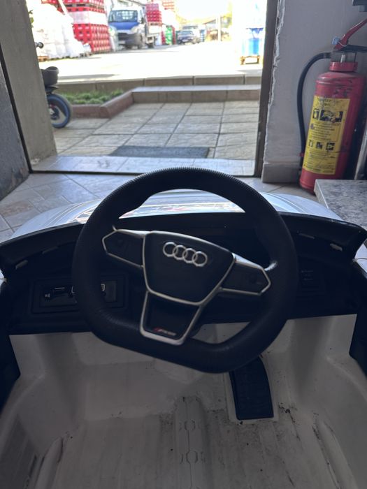 Детска акумулаторна кола Audi RS e-tron GT с дистанционно