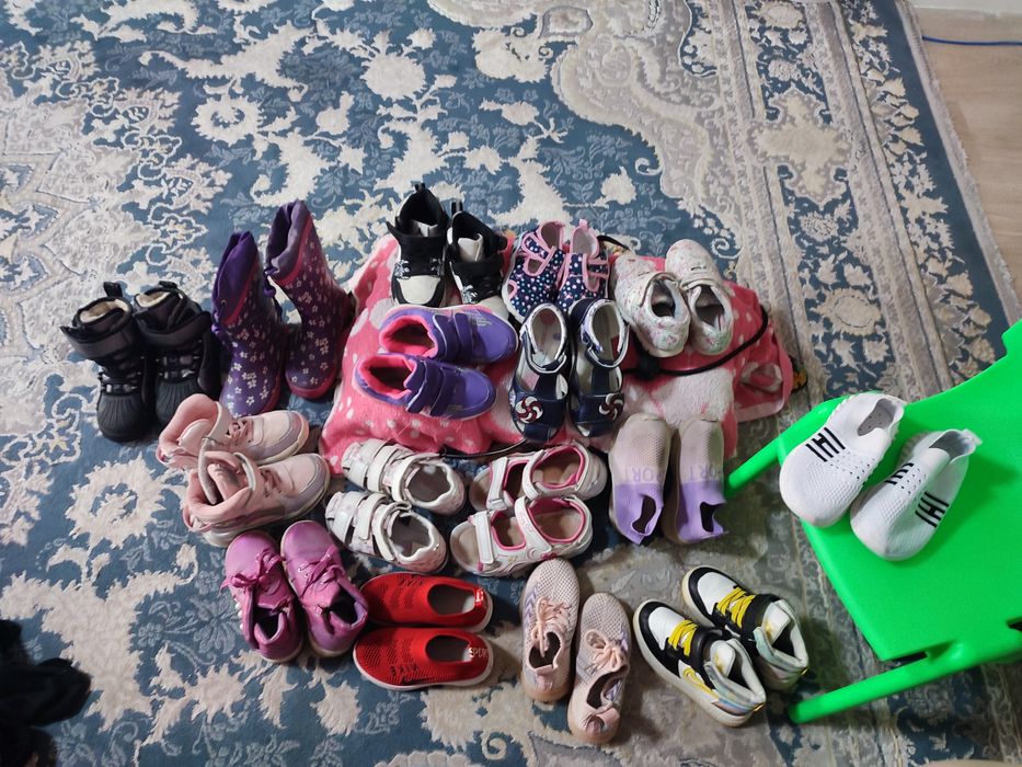 Продам б/у детскую обувь на девочку