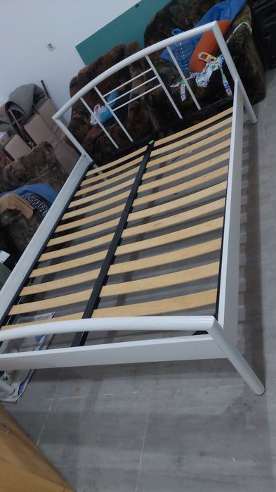 Pat metalic alb aproape nou dimensiune 200x140