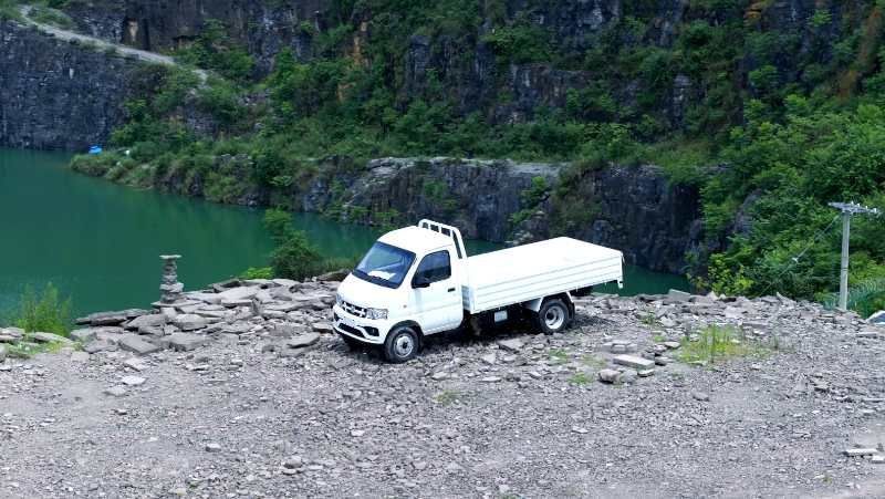 Yangi ikki xil turdagi Isuzu yuk mashinalari bor. Salonda 30dona qoldi