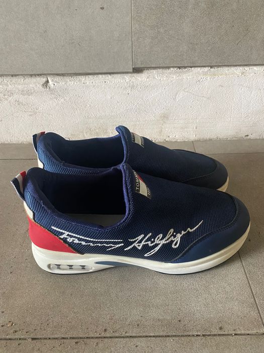 Продавам обувки TOMMY HILFICN