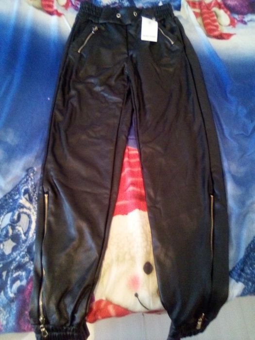 Vând rochiță și pantaloni de piele neagre