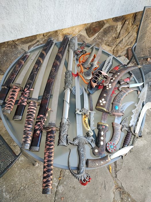 Lot 16 piese panoplie: Săbii Katana, cuțite colecție și ornamente