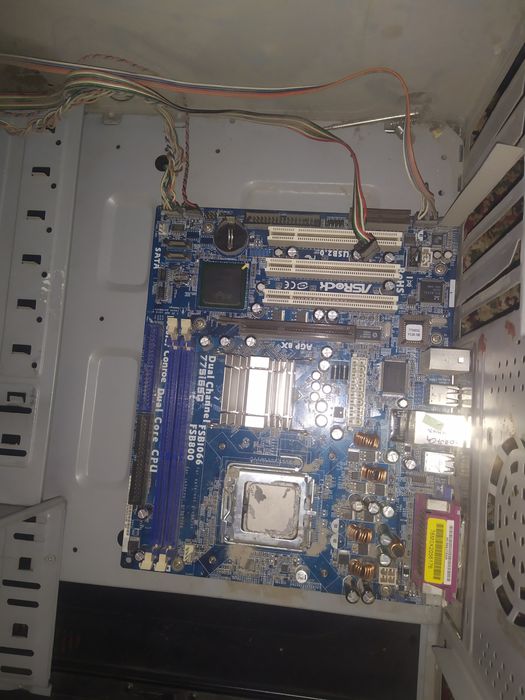 Plata h61 i3 aybi soket qrilgan  va DDR2 Pentium