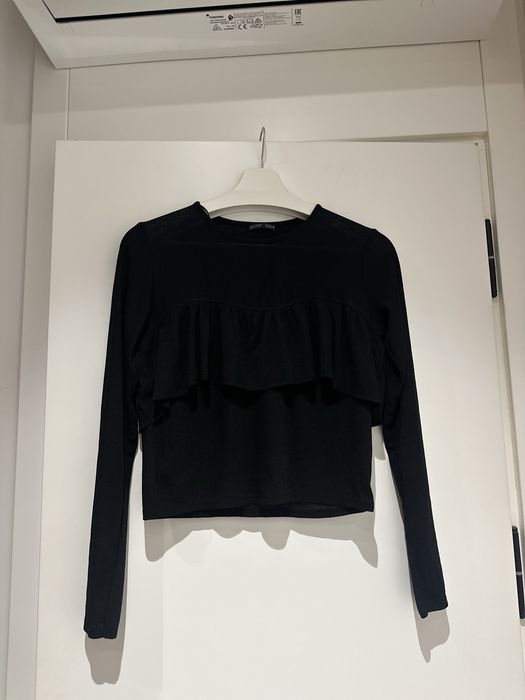 Къса черна блузка на Zara с дълъг ръкав между С и М