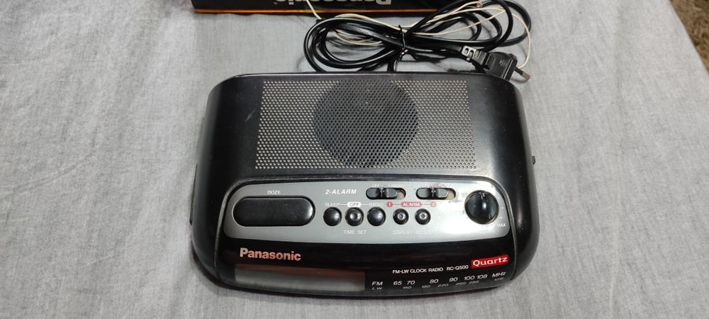 Электронные часы с радио  Panasonic. Б. У. В хорошем состоянии.