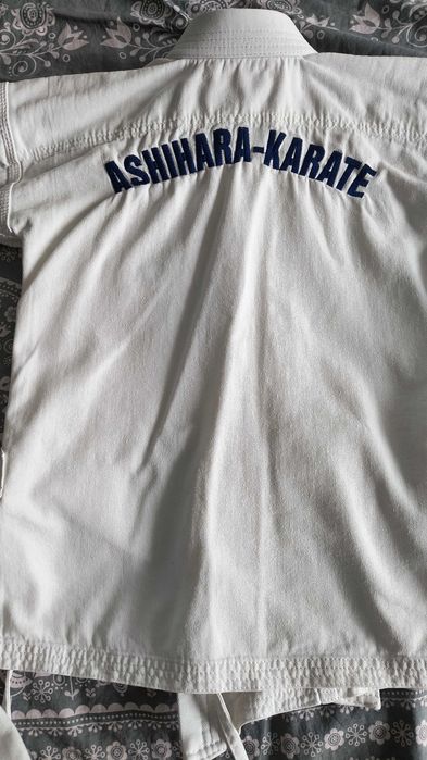 Kimono Ashihara-Karate potrivit înălțimii de 120 cm