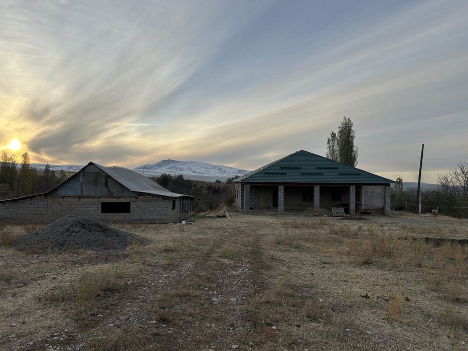 Жер сатылады үйімен, мал қорасымен