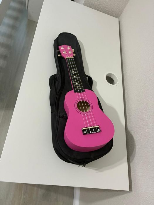 Укулеле розовый с чехлом.