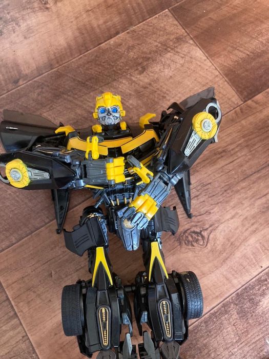 машина трансформер Бамблби