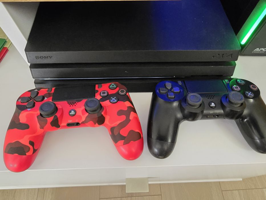 PlayStation 4 Pro 1 TB + 13 бр. Игри + 2 контролера
