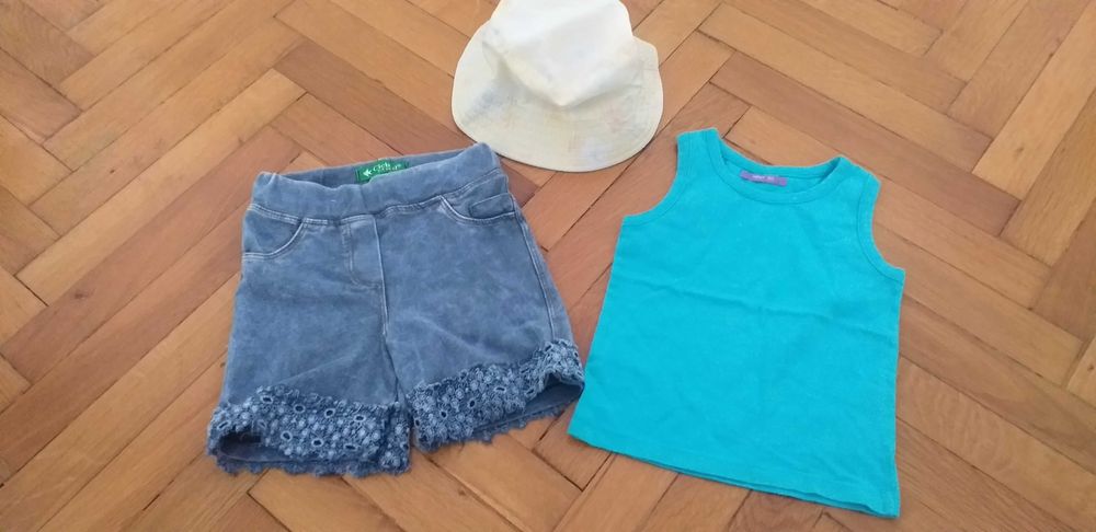 Много красиви фирмени комплекти всеки на 22-40лв.за брой. 3-4г.