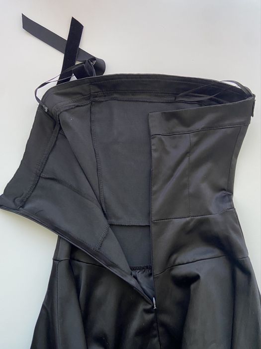 rochie neagră elegantă fără bretele