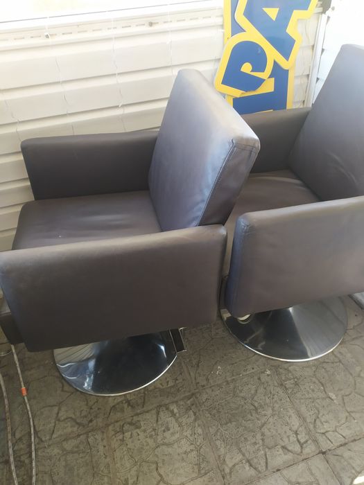 Продам 2 парикмахерских кресла