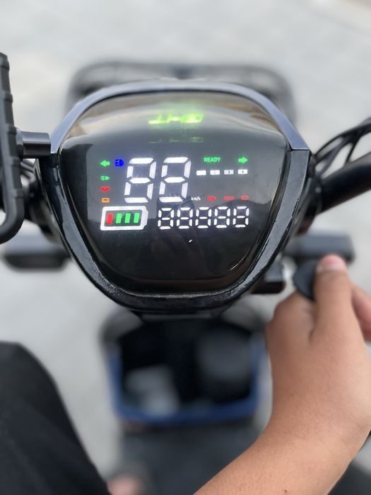 Продам электроскутер ск8 про срочно