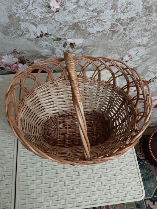 Продам две плетёные корзины
