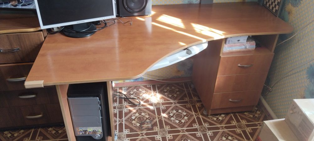 Продам компьютерный стол