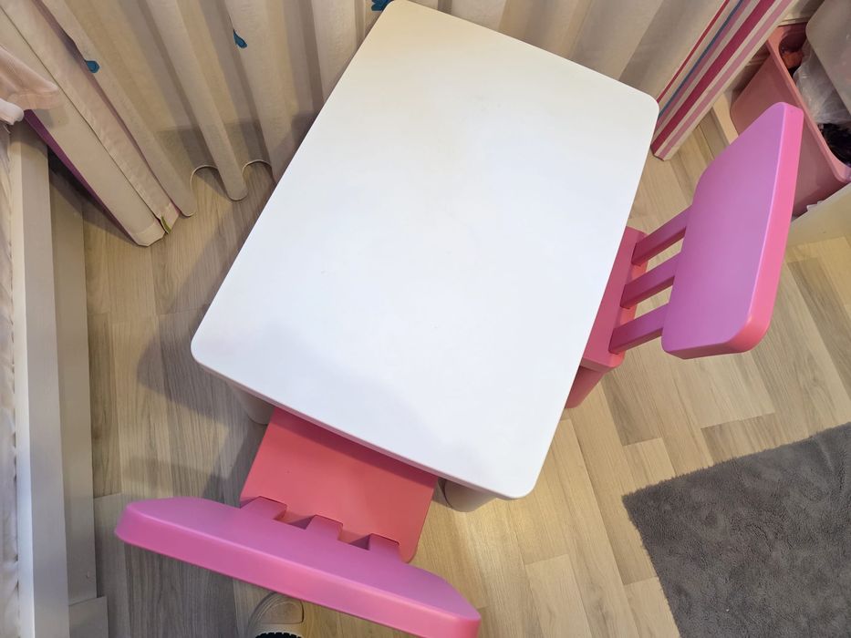 De vânzare masa +2 scaune de copii