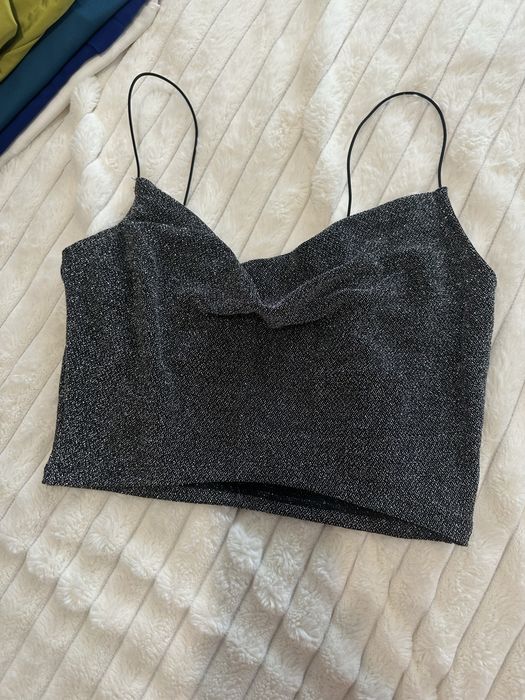 Топове и черна рокля с пера